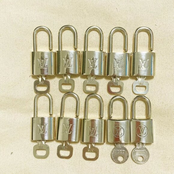 LOUIS VUITTON LV 10 SET PADLOCK KEY BAG CHARM CADENA GOLD PLATED FRANCE 37PDA119 - Picture 1 of 6